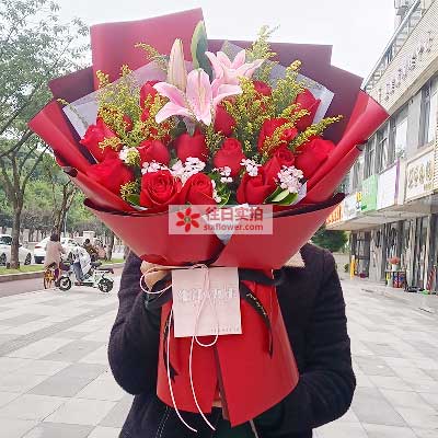 楚雄19朵红玫瑰百合，与你幸福前行