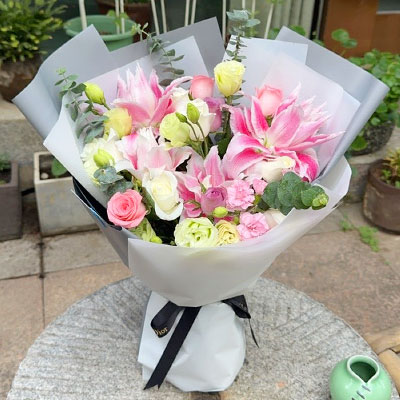 楚雄9朵玫瑰混搭百合，爱恋纯真无邪