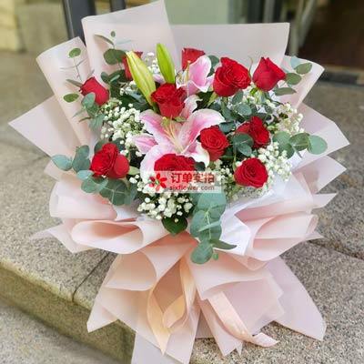 楚雄11朵红玫瑰百合，全世界里只有一个你