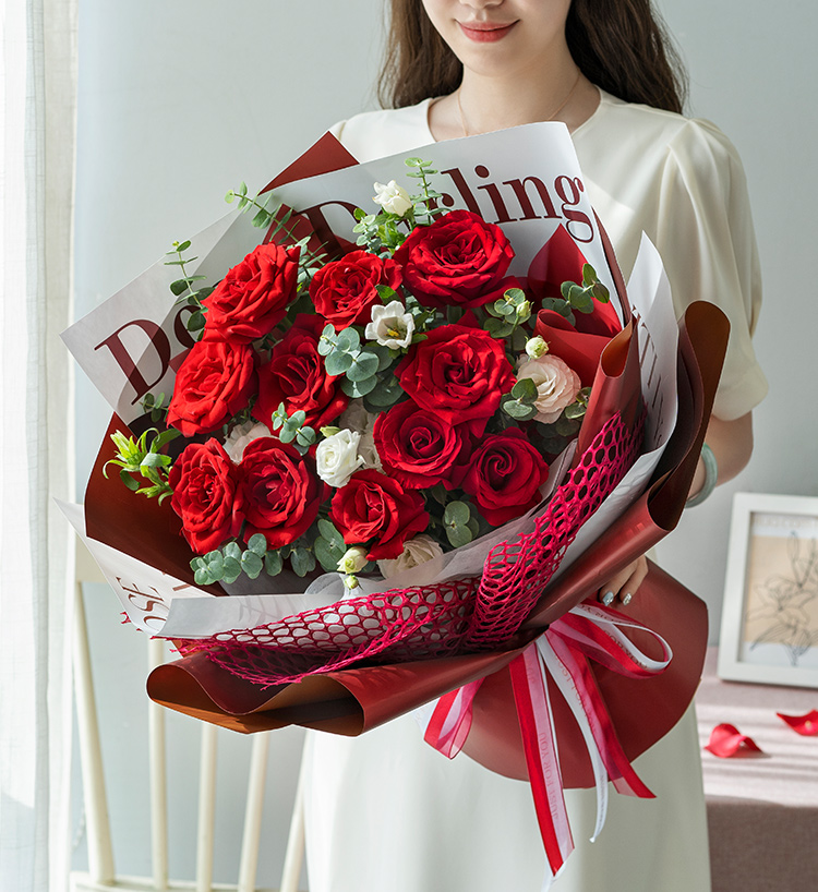 楚雄女朋友生日,送玫瑰花束合适还是百合花更好?